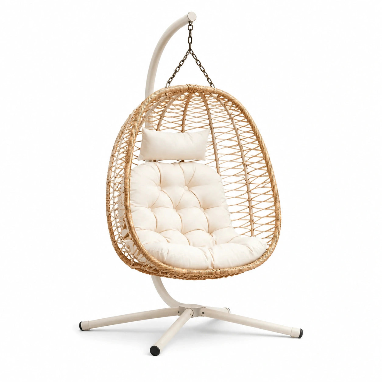 Sedia sospesa in rattan con struttura in acciaio e cuscino crema